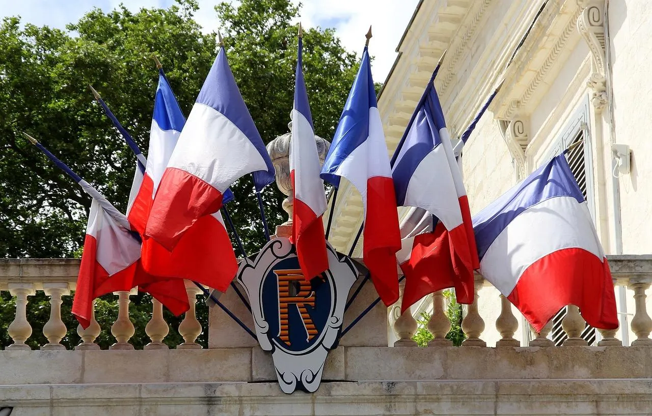 Francia a un bivio tra politica e bilancio